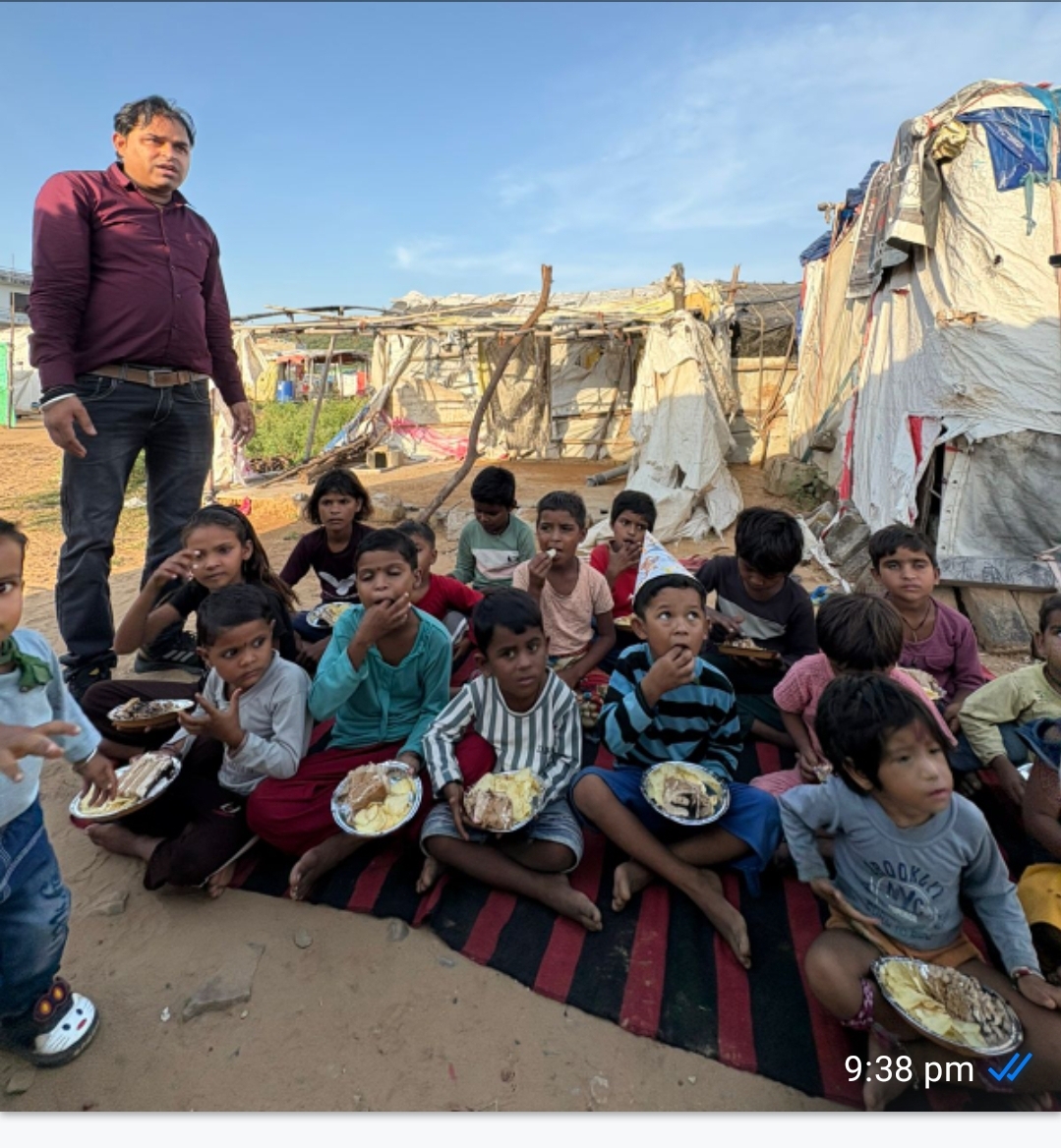 गरीब बच्चों के साथ बर्थडे सेलिब्रेट