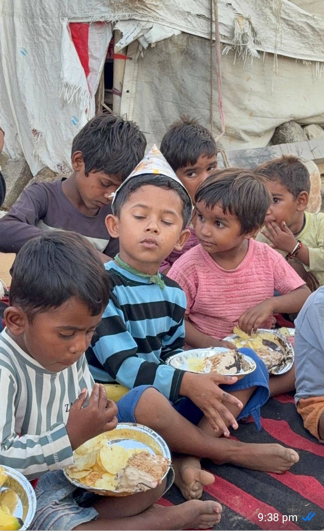 गरीब बच्चों के साथ बर्थडे सेलिब्रेट